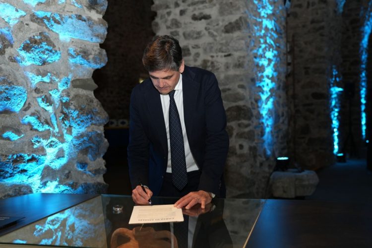 SIGLATO TRA I COMUNI “IL PATTO DI AMALFI” PER UN NUOVO TURISMO SOSTENIBILE IL SINDACO DI CAPRI FALCO: “DEFINIREMO UN LIMITE ORARIO AGLI SBARCHI SULL’ISOLA”