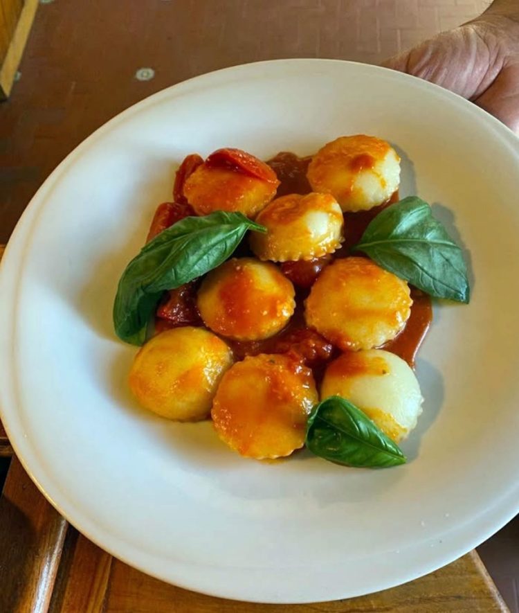 Vacanze di primavera a Capri, l’isola da scoprire tra passeggiate e cucina mediterranea