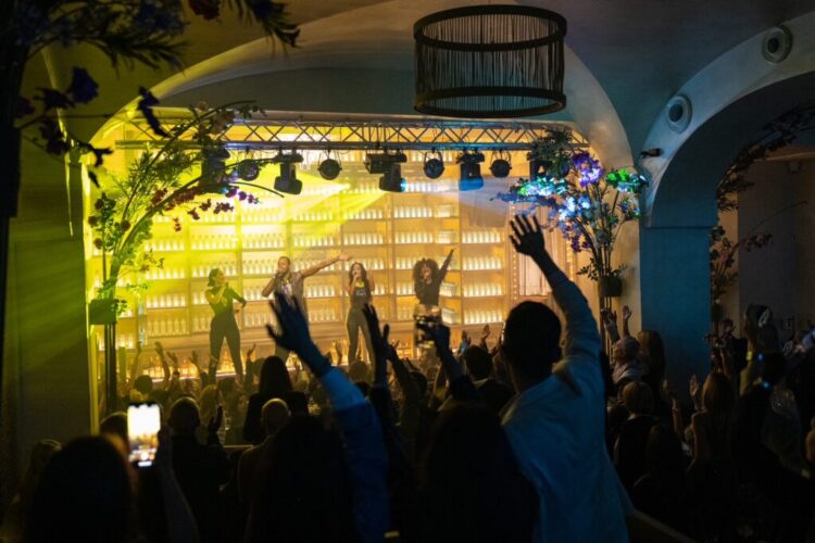 Inaugura Ambasciatori Capri Club & Restaurant con la formula cena-spettacolo