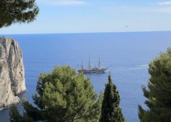 L’inchino dell’Amerigo Vespucci a Capri (Photogallery)