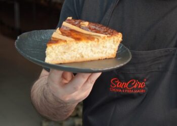 La pastiera napoletana nel forno a legna, la tradizione rivive a Brescia