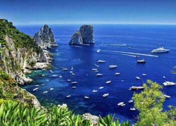 Capri soffoca sotto l’assalto del turismo di massa: urgono regole per proteggere l’isola