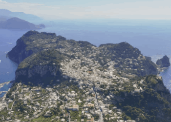 Domenica 8 giugno alle 14:45 su Rai 2, scopriamo le meraviglie dell’isola azzurra: dalla celebre Piazzetta alla Certosa di San Giacomo, fino a via Krupp e ai profumi capresi (trailer)