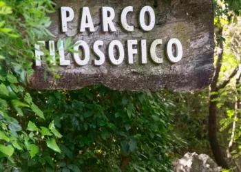 Distrutte maioliche nel Parco Filosofico di Anacapri
