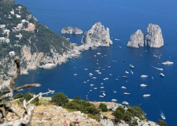 Capri, installate barriere galleggianti per bloccare le imbarcazioni