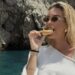 Sophie Codegoni si gode il sole dell’isola di Capri