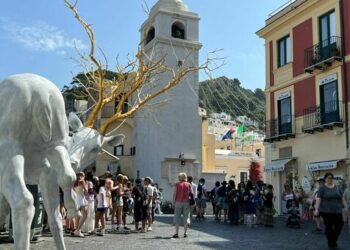 “Forest Guardian” la maxi scultura arriva in Piazzetta a Capri (Photogallery)