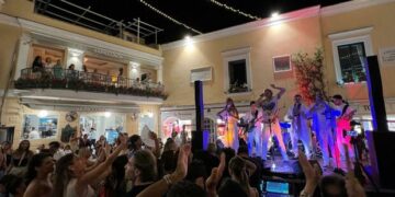 Capri, pienone in Piazzetta per il concerto dell’Anema e Core (Photogallery)