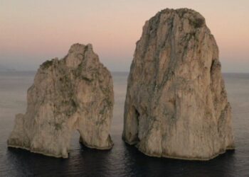 Marina Abramović arriva per la prima volta a Capri