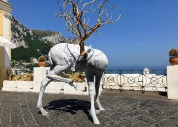 “Forest Guardian”, un gigante cervo ad opera del duo spagnolo Coderch & Malavia da oggi esposto a due passi dalla Piazzetta di Capri