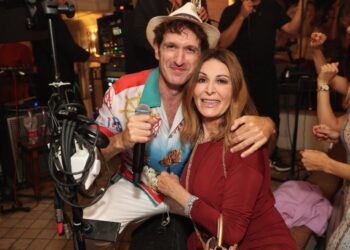 Daniela Santanchè, Barbara Berlusconi, Tardelli e Merlino cantano nella Taverna dei Vip