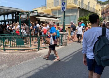 A Capri in mille per chiedere un servizio bus per residenti e stop alle file