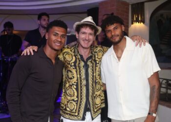 I calciatori inglesi Ollie Watkins e Tyrone Mings all’Anema e Core