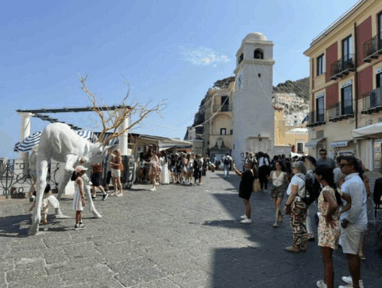 “Forest Guardian” la maxi scultura arriva in Piazzetta a Capri (Photogallery)