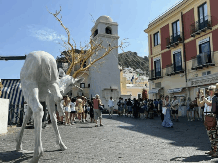 “Forest Guardian” la maxi scultura arriva in Piazzetta a Capri (Photogallery)