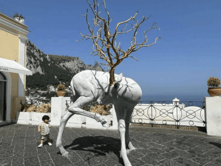 “Forest Guardian” la maxi scultura arriva in Piazzetta a Capri (Photogallery)