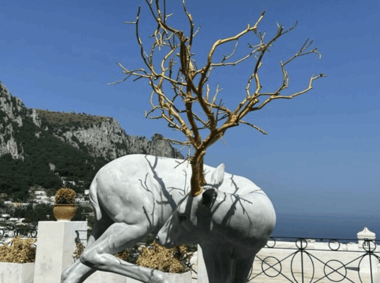“Forest Guardian” la maxi scultura arriva in Piazzetta a Capri (Photogallery)