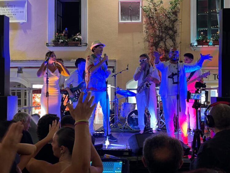 Capri, pienone in Piazzetta per il concerto dell’Anema e Core (Photogallery)
