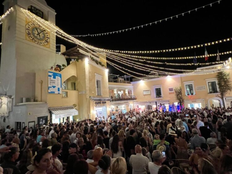 Capri, pienone in Piazzetta per il concerto dell’Anema e Core (Photogallery)