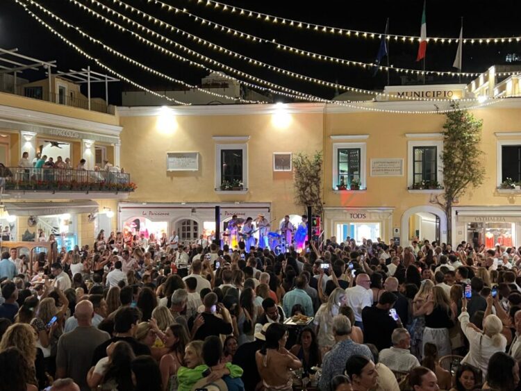 Capri, pienone in Piazzetta per il concerto dell’Anema e Core (Photogallery)