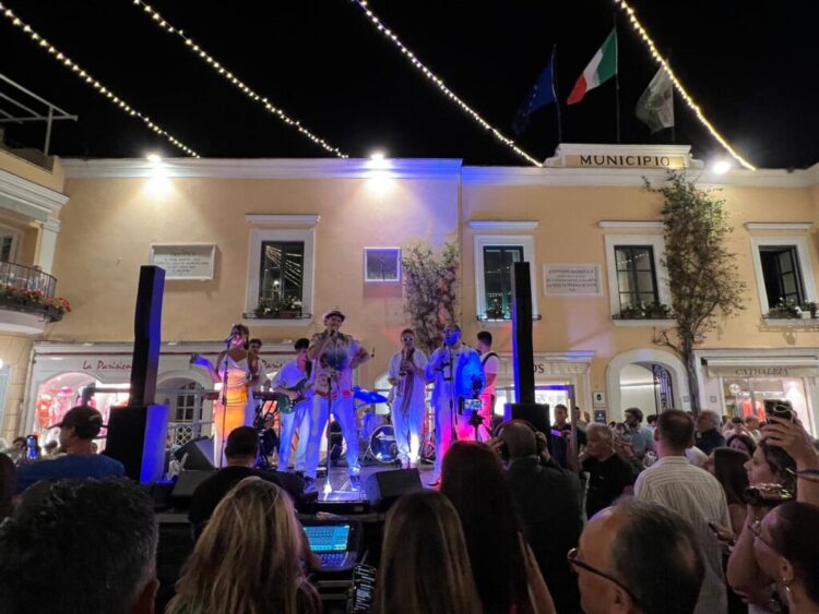 Capri, pienone in Piazzetta per il concerto dell’Anema e Core (Photogallery)