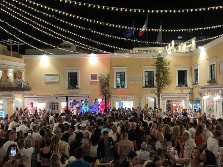 Capri, pienone in Piazzetta per il concerto dell’Anema e Core (Photogallery)