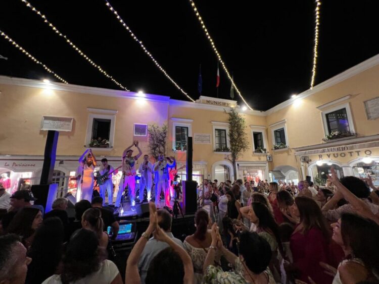 Capri, pienone in Piazzetta per il concerto dell’Anema e Core (Photogallery)