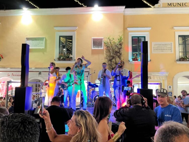 Capri, pienone in Piazzetta per il concerto dell’Anema e Core (Photogallery)
