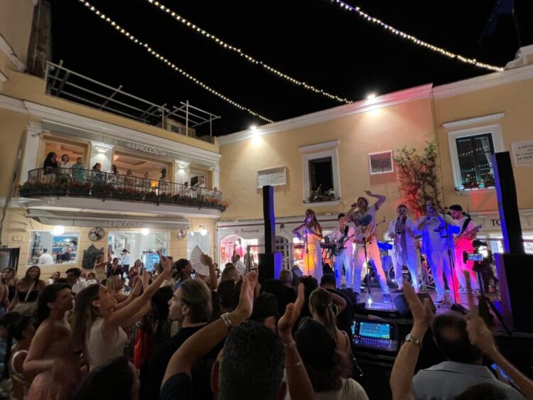 Capri, pienone in Piazzetta per il concerto dell’Anema e Core (Photogallery)