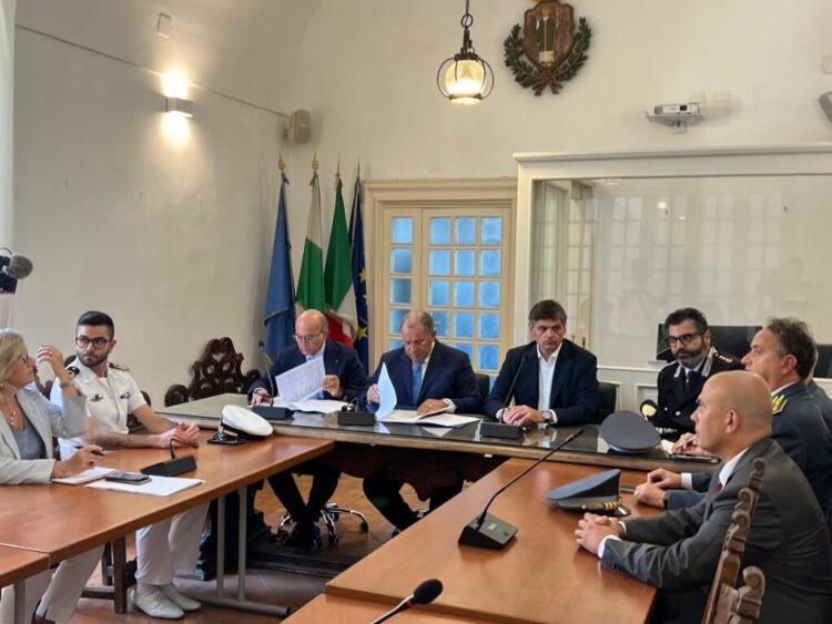 sala consiliare comune- vertice per la sicurezza - prefetto, sindaco e forze dell'ordine - Foto G. Rosato