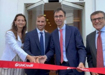 Filiali smart e servizi su misura: UniCredit apre a Capri e completa il restyling della rete in Campania
