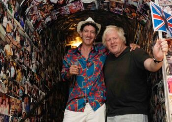 Mare di Capri: appello di Borrelli, intanto continua la vacanza di Boris Johnson