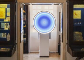 THE PRISM APPRODA A CAPRI CON LA PERSONALE “SACRED BLUE – OMAGGIO ALL’ISOLA AZZURRA” | MUSEO IGNAZIO CERIO DI CAPRI | DAL 25 LUGLIO AL 4 SETTEMBRE 2025