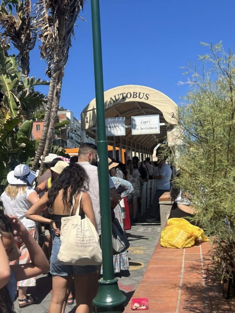 Troppi turisti, Capri si ribella