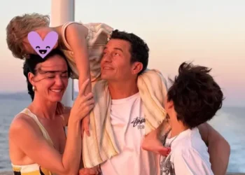 Amore, Capri e Amalfi: Bloom e Perry insieme per Daisy