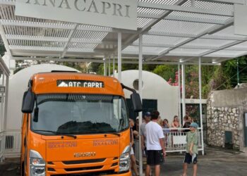 Capri, inaugurato il nuovo terminal bus a Marina Piccola