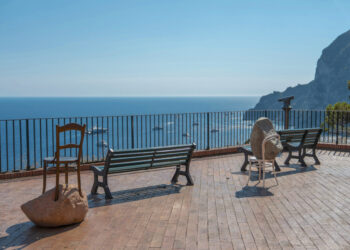 Plan X Capri: Installazione a Piazzetta Tragara con Alicja Kwade Geologie dell’Impossibile