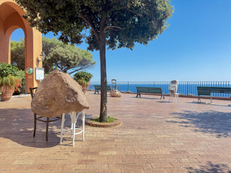 Plan X Capri: Installazione a Piazzetta Tragara con Alicja Kwade Geologie dell’Impossibile