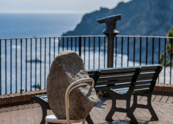 Plan X Capri: Installazione a Piazzetta Tragara con Alicja Kwade Geologie dell’Impossibile