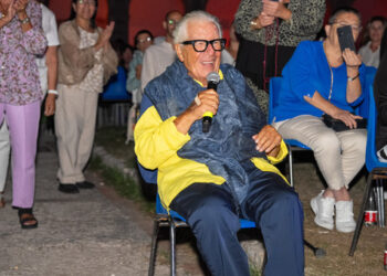 Peppino di Capri canta a sorpresa “Champagne” durante la rassegna “Il cinema in Certosa”