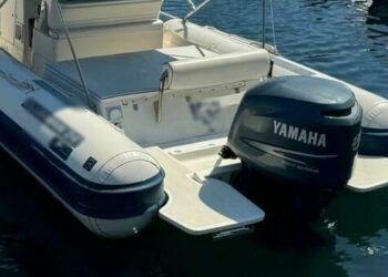 Capri, 16enne napoletano cade dal gommone e viene ferito alla testa dall’elica: trasportato in ospedale