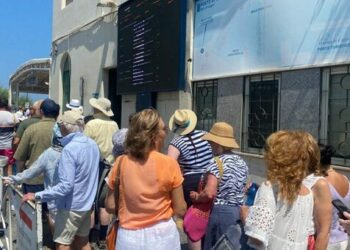 Appello in rete: occhiali rubati da uno zaino di una turista sul porto di Capri