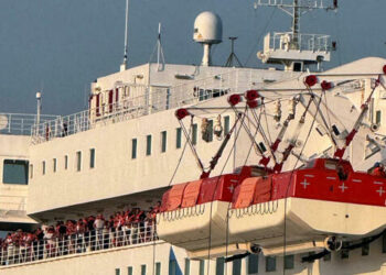 Incendio sulla nave «Rubattino»: paura al largo di Capri, nessun ferito.