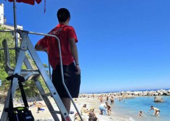 Bambino scompare in spiaggia, momenti di paura a Capri: ricerche anche in mare