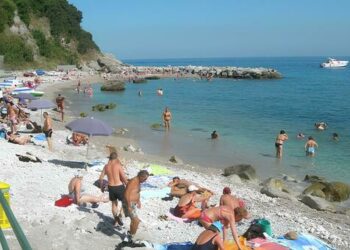 Capri, bambino rischia di annegare sulla spiaggia libera di Marina Grande