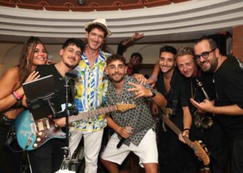 Rocco Hunt sul palco dell’Anema e Core sulle note di ” Nu juorno buono”