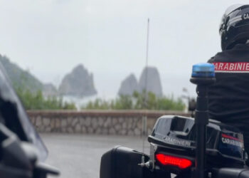 CAPRI: turisti rubano bracciale, beccati dai Carabinieri prima di ripartire in aliscafo