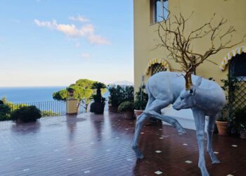 Nuova installazione pubblica a Capri: “Forest Guardian” si trasferisce al Caesar Augustus, al suo posto l’opera “Travolti dalla Luna” di Giacinto Bosco