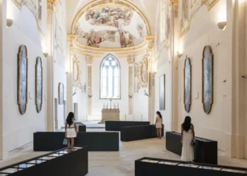 Insula di Antonio Biasiucci alla Certosa di San Giacomo. Capri in un racconto fotografico