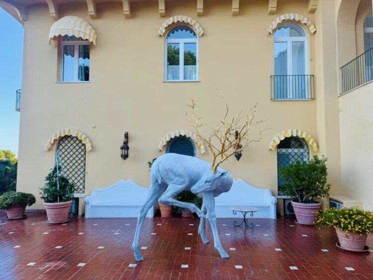 Nuova installazione pubblica a Capri: “Forest Guardian” si trasferisce al Caesar Augustus, al suo posto l’opera “Travolti dalla Luna” di Giacinto Bosco